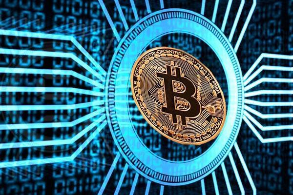 分析师为何指出加密矿工抛售压力与ETF清仓行为共同推动本次下跌？